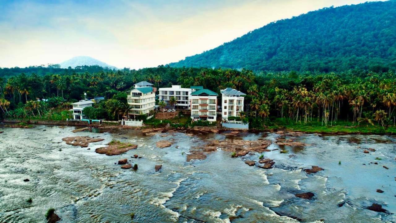 Athirapilly River Resort Athirappilly Esterno foto